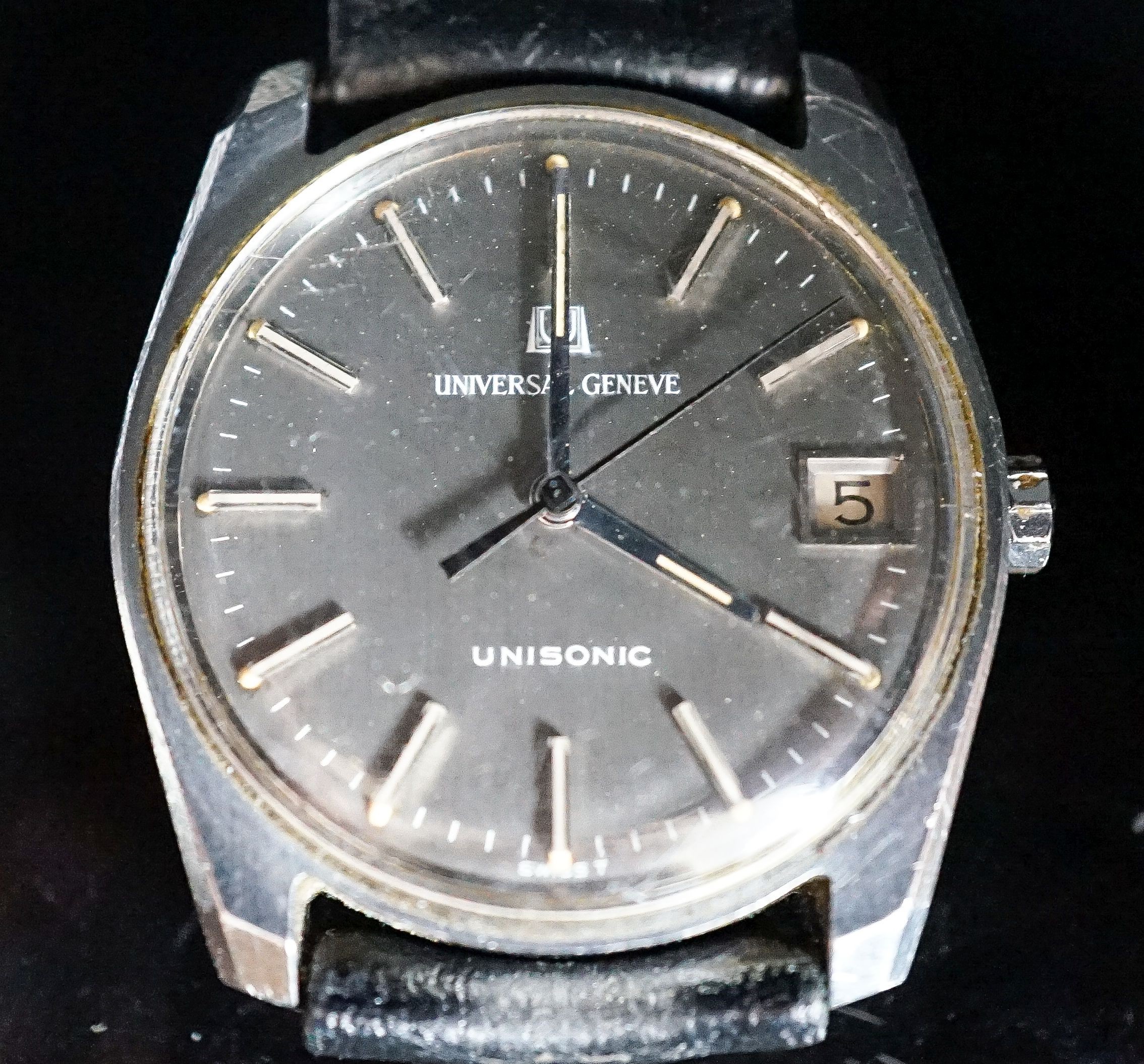 A gentleman's stainless steel Universal Unisonic quartz wrist watch, on a leather strap, case diameter 34mm.